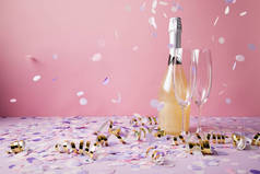 一瓶香槟, 玻璃杯, 在紫罗兰表面上掉落的纸屑片