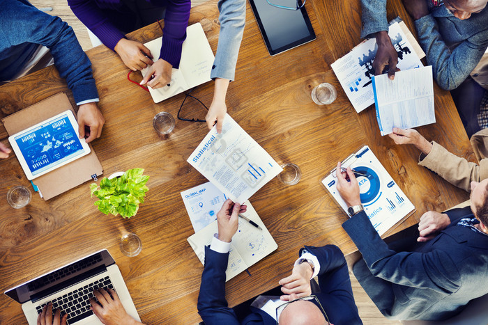 在办公室工作的忙碌人士小组