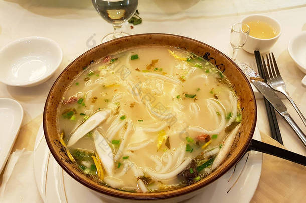 从云南来的一道中国菜。蔬菜面汤