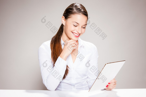 年轻漂亮的女人，与平板电脑.
