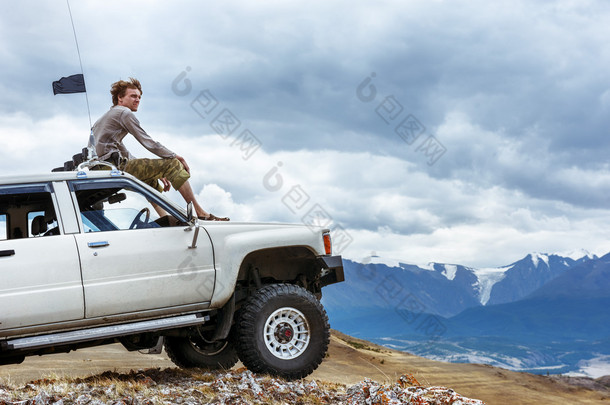 4 × 4 越野汽车概念与山川同男人