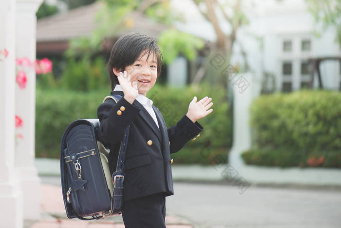 学生去学校上学，挥手告别 学生种树