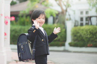 学生去学校上学，挥手告别图片