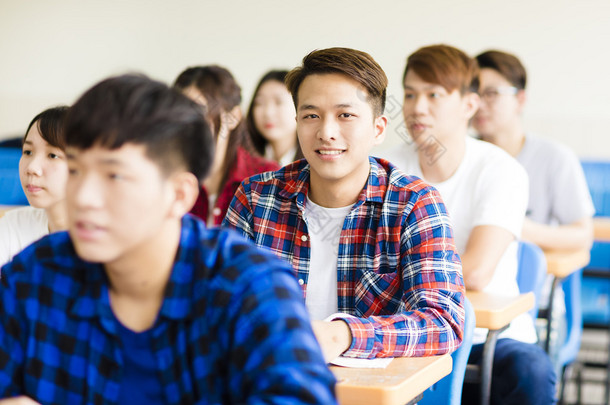 微笑男大学生和同学们<strong>一</strong>起坐