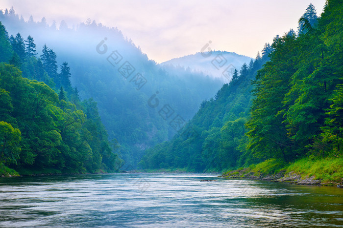 这个峡谷山区河流在早上 江河