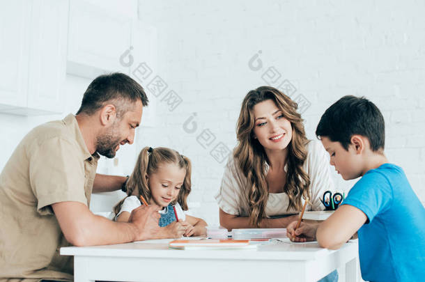 父母帮助孩子在家餐桌上做家庭作业