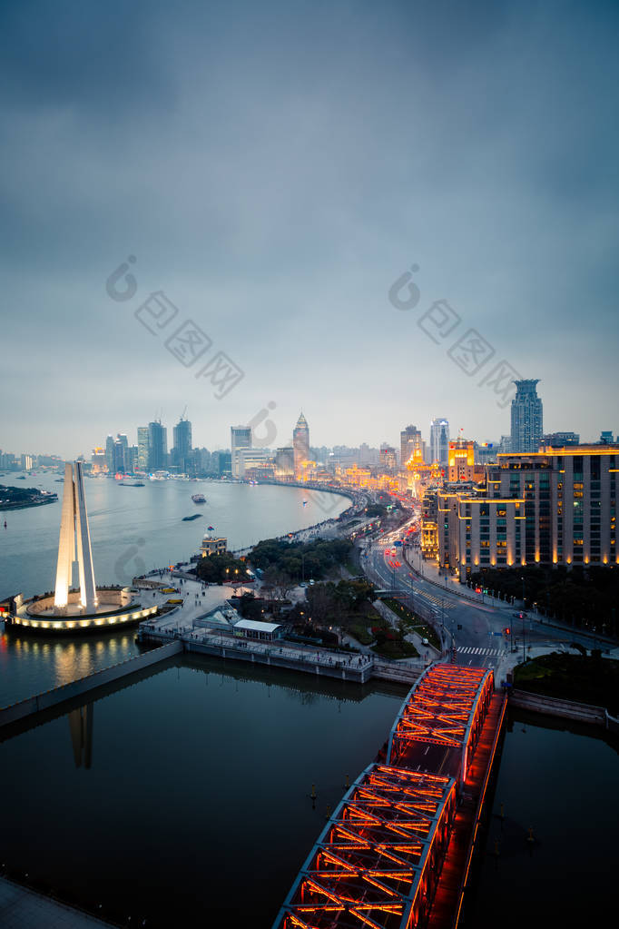在夜景上海中国黄浦江外滩图片-包图网企业站