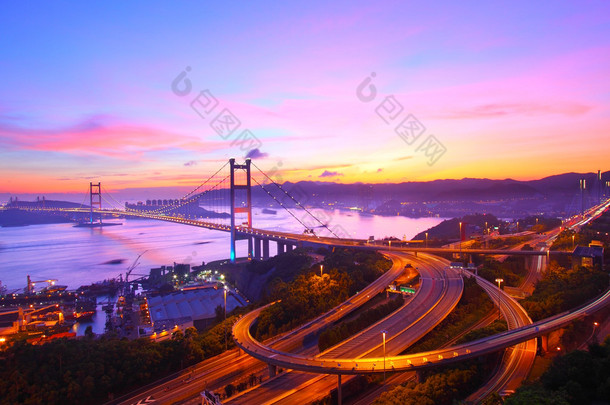 青马大桥在日落时刻在香港