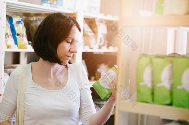 女人阅读标签上的产品信息