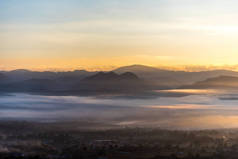 山与太阳和雾的全景