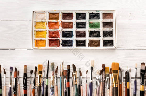 各种颜料、 画笔、 颜料