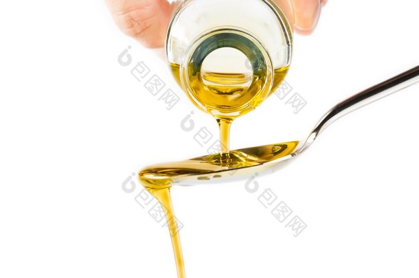 瓶特级初榨橄榄油泼孤立在白色背景上的勺子