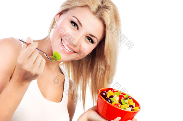 漂亮的女孩吃水果沙拉