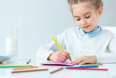 孩子图画贺卡为母亲用五颜六色的铅笔在桌, 母亲节日概念 