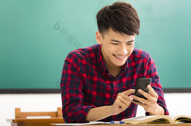 快乐阅读智能手机在教室里的学生
