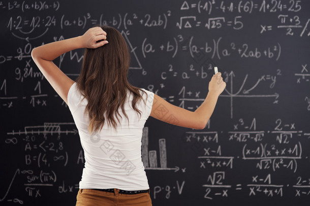 年轻女子看<strong>黑板</strong>上的<strong>数学</strong>问题