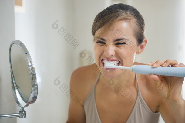 年轻女子脸上与鬼脸刷牙