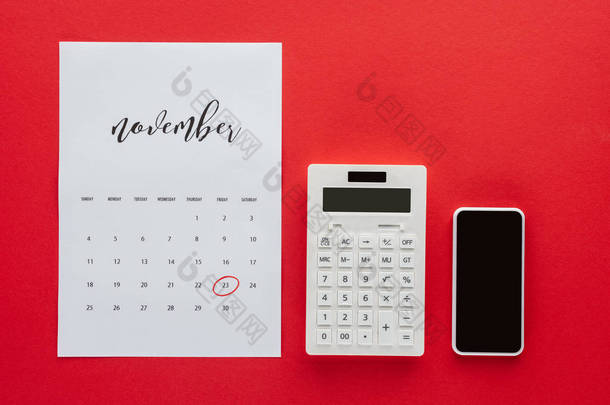 11月日历的顶部视图, 计算器和智能手机孤立的红色, 黑色星期五概念