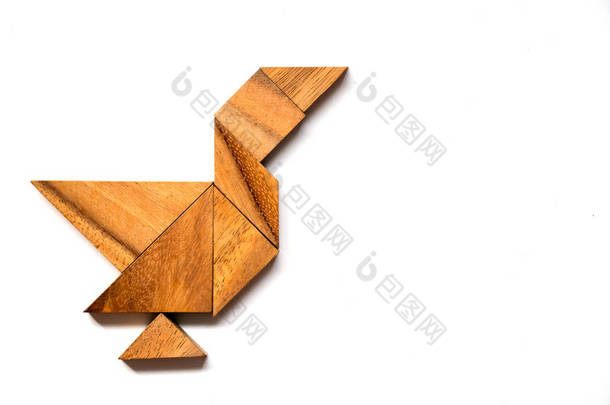 木制七巧板拼图在白色背景上的鸭子<strong>形状</strong>