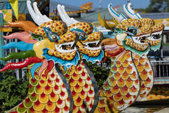 越南色调香水河上的传统龙舟