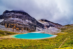 中国亚丁自然保护区雪山峰中的乳湖.