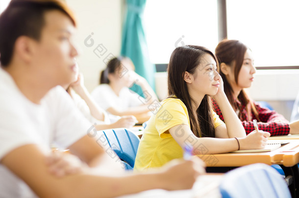 微笑着坐在一起的同学的女大学生