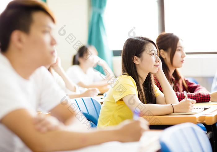 微笑着坐在一起的同学的女大学生