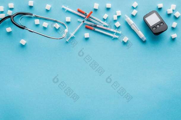 在蓝色背景上复制空间的糖尿病医疗设备的顶部视图
