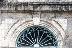 古巴马坦萨斯殖民风格半圆形窗户的殖民建筑