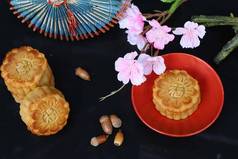 中秋节吃月饼上木