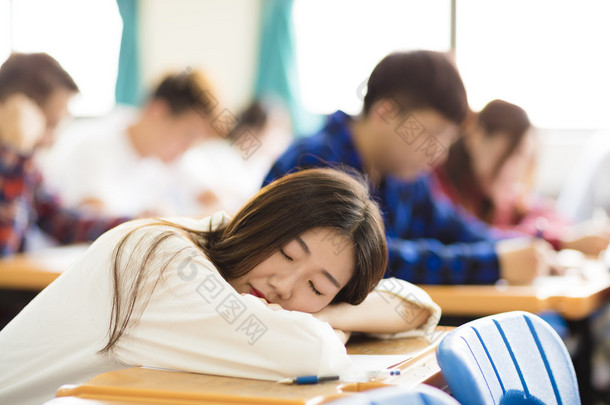 累了，睡着了的大学生，参加了课堂考试