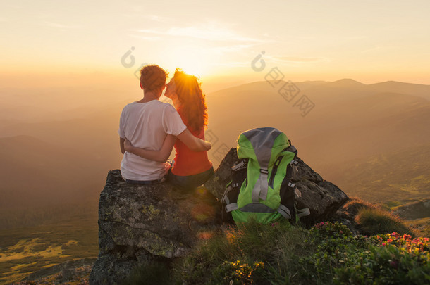对幸福的夫妇欣赏美丽的景色，在山上