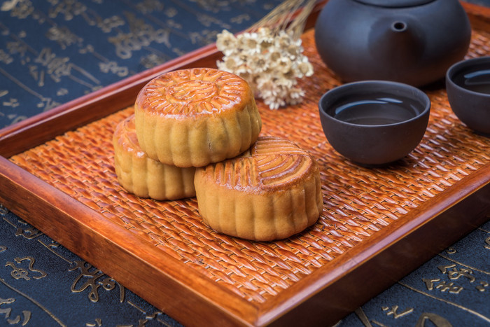 月饼和茶，中国中期秋天节日食品.