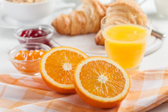 新鲜的橙汁一起吃早餐