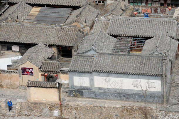 川底霞（英语：Cuandixia，简称川底霞）是中国北京附近的一座古镇或古村。关底霞是明代的一个<strong>城镇</strong>,可追溯到四百年前.川地峡有明清两代的建筑，有四合院