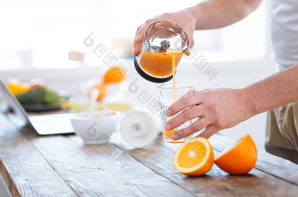 男青年手倒橙汁