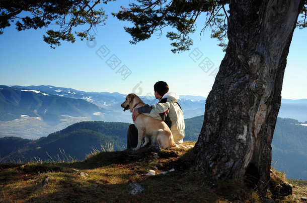 男人和他的狗享受山景