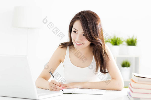 快乐的女学生，<strong>学习</strong>与笔记本电脑
