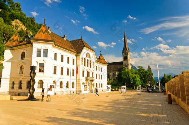 主广场与政府大厦和大教堂在瓦杜兹，列支敦士登