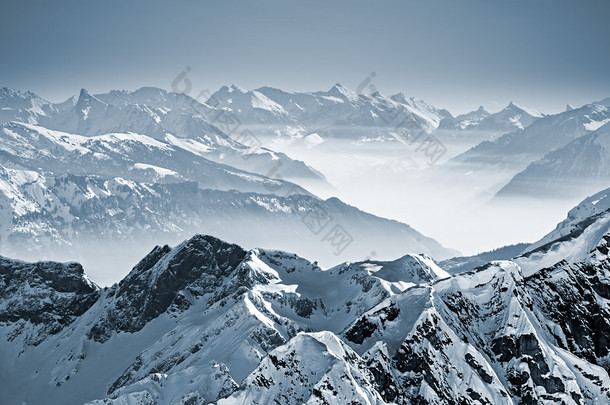 在瑞士的阿尔卑斯山的<strong>雪山</strong>