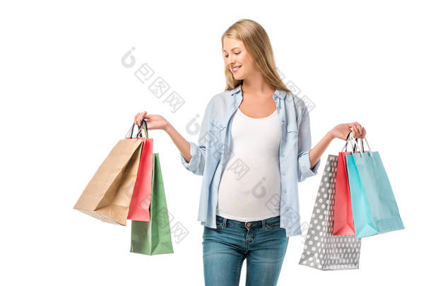 微笑怀孕的客户持有的购物袋查出的白色