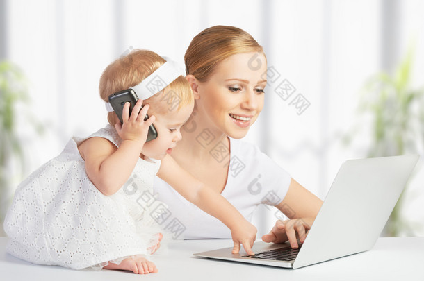 <strong>母亲</strong>带着宝贝女儿<strong>工作</strong>用<strong>的</strong>电脑和电话