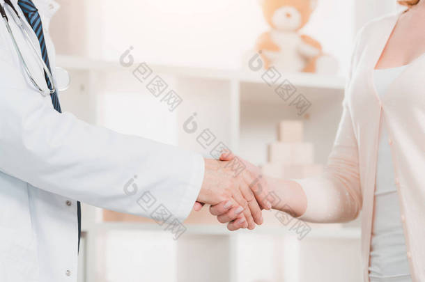 医生和病人在临床上握手的镜头