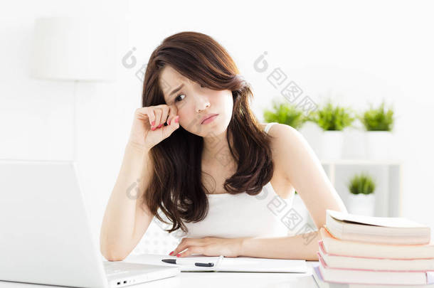 累了的女学生，学习与笔记本电脑