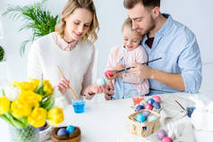 女儿和父母画复活节彩蛋