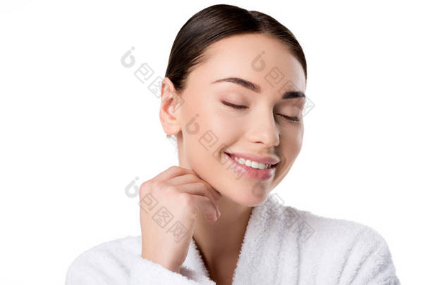 美丽的女人在浴衣与眼睛闭上触摸的脸孤立在白色
