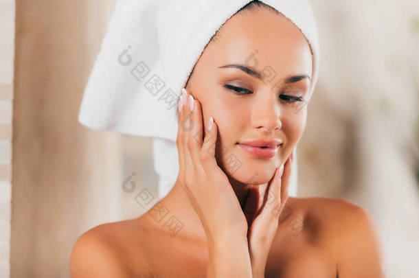 华丽的女人在浴袍与完美干净的脸 