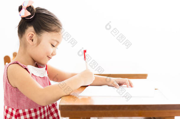 快乐的小<strong>女</strong>孩在教室里的桌子上写东西