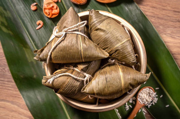 宗子，蒸饭饺子放在木桌竹叶上，端午节食物，闭合，复制空间，顶视图，平铺