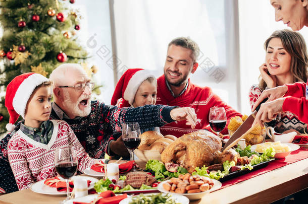 高级妇女切割土耳其圣诞晚宴与家庭幸福 